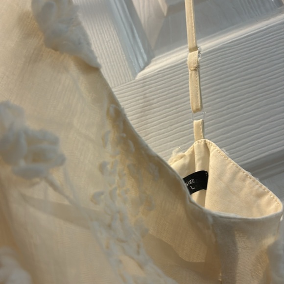 Flirty dress with floral add ons - size Large - Picture 7 of 7